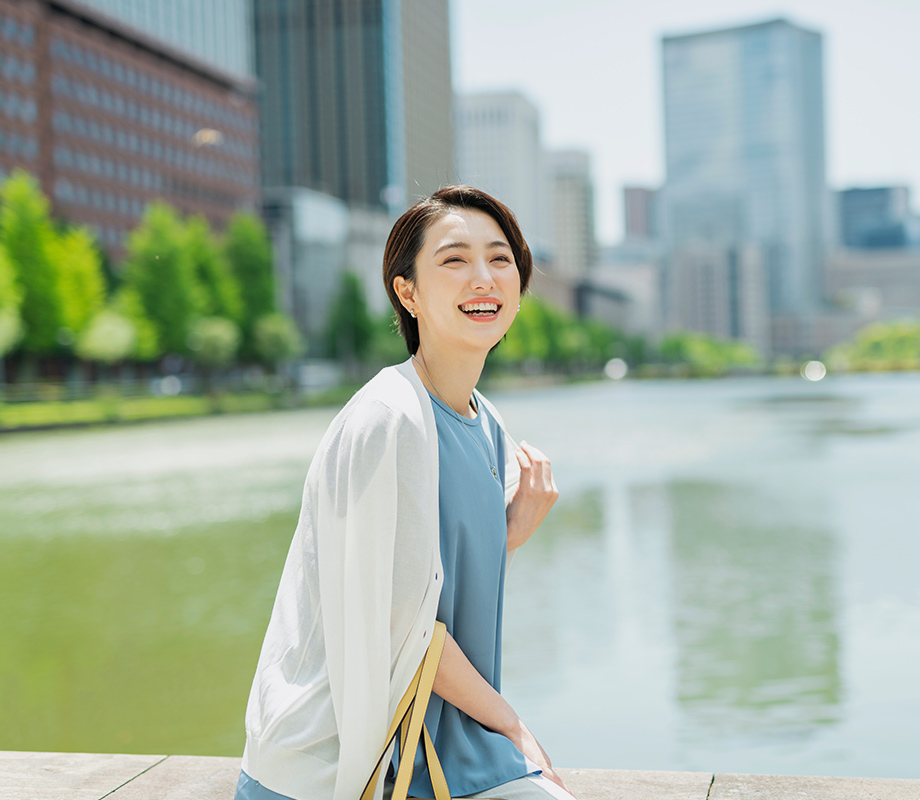 悩む女性のイメージ